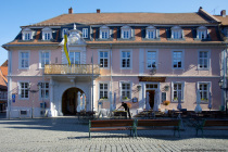 Die Konditorei mit dem Caféhaus wurde über drei Generationen von der Konditorenfamilie Leyhausen mit über 80-jähriger Tradition aufgebaut. In einem stilvollem Ambiente und einer spätbarocken Fassade bei 70 Plätzen im Außenbereich ist die Konditorei-Café am romantischen Marktplatz zu finden.