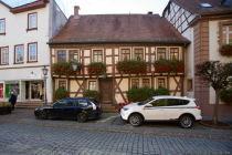 Das Fachwerkhaus in der Braunstraße 7 ist das älteste noch stehende Gebäude der Stadt Michelstadt. Das Fachwerkhaus um 1450 war einst eine Apotheke im Jahre 1678 bis 1708, ein Gasthaus "Zur Traube" um Mitte des 18. Jahrhunderts und ein Werbekommando der preußischen Armee, um Odenwälder Männer anzuwerben.