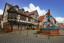 In der Dorfschmiede wurde das Schmiedehandwerk von 1562 bis 1803 ausgeübt. Die Alte Schmiede war mit den Jahren so verfallen, dass man dieses Gebäude nach alten Vorlagen neu aufbaute. Im Auftrag von Georg II., Graf zu Eberbach, wurde der Marktbrunnen in Michelstadt im Jahre 1575 errichtet. Am höchsten Punkt, auf der Brunnensäule, beschützt Erzengel Michael die Stadt Michelstadt mit dem Flammenschwert sowie der Seelenwaage und hält das Böse von der Stadt fern.