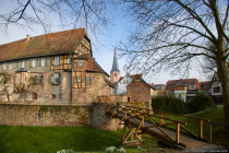 Die ehemalige Stadtburg aus dem 14. Jahrhundert entstand aus dem zerstörten Vorgängerbau aus dem 9. Jahrhundert. Die evangelische Stadtkirche ist in der Bildmitte zu sehen.