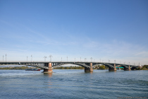 Die Theodor Heuss Brücke führt von der rheinland-pfälzischen Landeshauptstadt Mainz über den Rhein nach Mainz-Kastel und weiter zur hessischen Landeshauptstadt Wiesbaden.