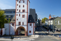 Der Eisenturm aus dem 13. Jahrhundert hat seinen Namen von dem Eisenmarkt, der bis zum 19. Jahrhundert um den mittelalterlichen Stadtturm stattfand. Der Stadtturm gehörte als Wachturm und Stadttor zur Stadtbefestigung. Später wurde der Turm, welcher im 15. Jahrhundert ausgebaut wurde, auch als Gefängnis genutzt. Im zweiten Weltkrieg wurde der Stadtturm schwer beschädigt und 1960 wieder rekonstruiert. Der Eisenturm, Holzturm und der Alexanderturm sind die letzten drei existierenden Stadttürme von der Mainzer Stadtmauer.