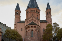 Aus dem Jahre 1875 stammt der Mittelturm mit der achteckigen Kuppel. Weil der Kaiser Heinrich IV. am Dombau mitgewirkt hatte, gehört der Mainzer Dom zu den drei rheinischen Kaiserdomen.