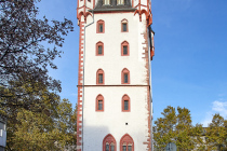 Der mittelalterliche Stadtturm mit dem gotischen Erscheinungsbild aus dem 15. Jahrhundert, ist einer der drei letzten und gut erhaltenen Türme in Mainz. Der Holzturm, welcher als Wachturm diente, erhielt seinen Namen vom Holzstapelplatz, welcher im direkten Umfeld am Rhein war. Im Jahre 1961 wurde der Wachturm, das Stadttor und später das Gefängnis originalgetreu rekonstruiert.