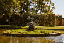 Ein weiterer Brunnen auf dem Gelände des Rokokogartens, auf welchem ursprünglich ein Jagdschloss geplant war.