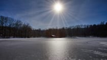 Hochstehende Sonne über dem zugefrorenem Marstadter See.