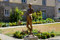 Im Gemüsegarten Weikersheim war im Jahre 2022 die Bronzefigur Vogelhochzeit von der Künstlerin Malgorzata Chodakowska zu sehen.