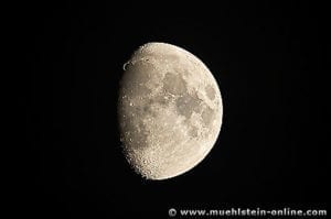 Luna, der Mond, the Moon, bei Tag und Nacht.